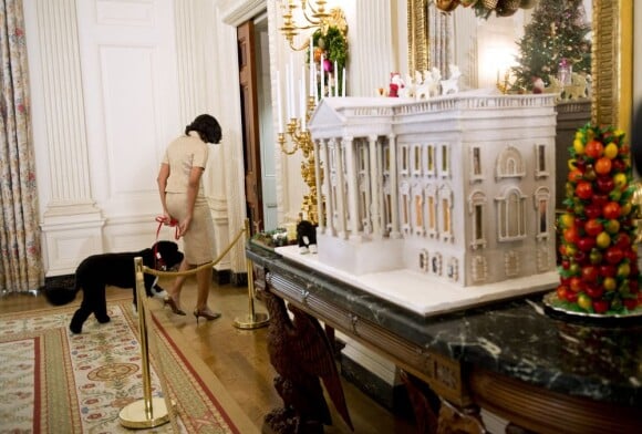 La Maison Blanche en pain d'épices. Michelle Obama a dévoilé les décorations de Noël de la Maison Blanche en présence d'enfants de militaires, le 28 novembre 2012 à Washington.