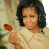 Michelle Obama, une sucrerie à la main, a dévoilé les décorations de Noël de la Maison Blanche en présence d'enfants de militaires, le 28 novembre 2012 à Washington.