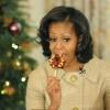 Michelle Obama aussi a eu le droit à sa sucrerie. La first lady a dévoilé les décorations de Noël de la Maison Blanche en présence d'enfants de militaires, le 28 novembre 2012 à Washington.