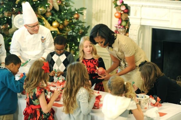 Michelle Obama a dévoilé les décorations de Noël de la Maison Blanche en présence d'enfants de militaires, le 28 novembre 2012 à Washington. Ensemble ils ont réalisé quelques sucreries.