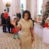Michelle Obama était sublime dans un tailleur doré. Elle a dévoilé les décorations de Noël de la Maison Blanche en présence d'enfants de militaires, le 28 novembre 2012 à Washington.