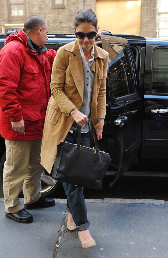 Katie Holmes sort de sa voiture à New York le 28 novembre 2012.