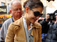 Katie Holmes : Elégante et cachée derrière ses lunettes de soleil à Broadway