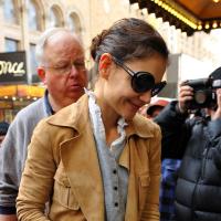 Katie Holmes : Elégante et cachée derrière ses lunettes de soleil à Broadway