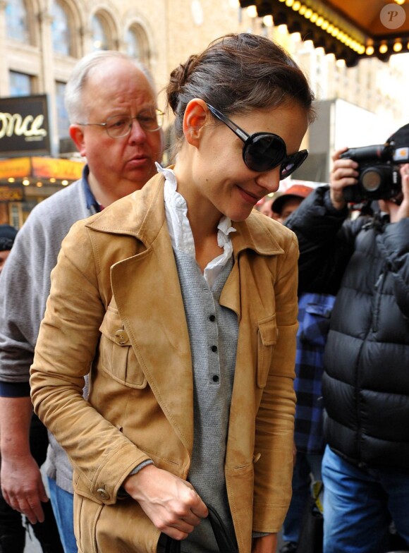 Katie Holmes a sorti les lunettes XXL afin de se rendre au théâtre à New York le 28 novembre 2012.