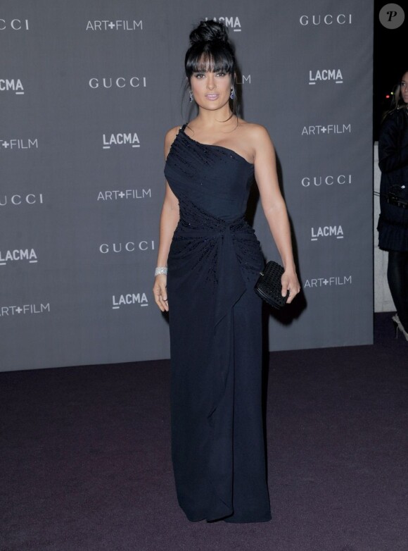 Salma Hayek a des courbes féminines très sensuelles. Elle a assisté à la soirée de gala LACMA Art+Film à Los Angeles, le 27 octobre 2012.