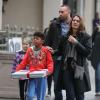 Martin Kristen et les enfants d'Heidi Klum font du shopping pour Noël le 29 novembre 2012 par une journée pluvieuse à  Los Angeles