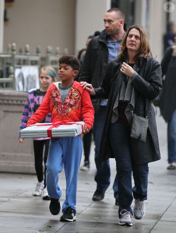 Martin Kristen et les enfants d'Heidi Klum font du shopping pour Noël le 29 novembre 2012 par une journée pluvieuse à  Los Angeles