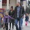 Martin Kristen et les enfants d'Heidi Klum font du shopping pour Noël le 29 novembre 2012 dans un quartier de Los Angeles