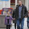 Leni, la fille aînée de Heidi Klum donne sagement la main à Martin Kristen lors d'une balade shopping pour Noël le 29 novembre 2012