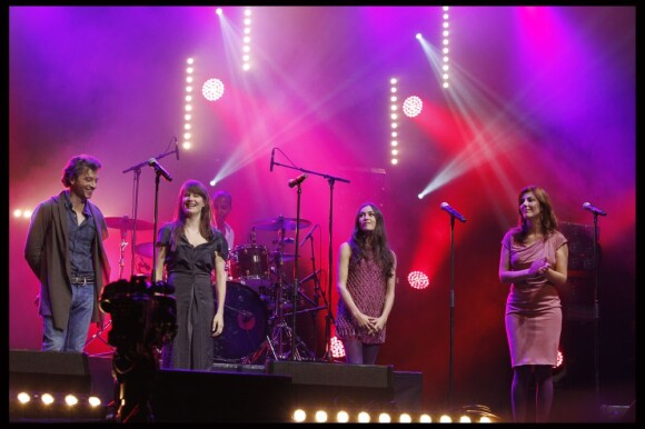 Olivia Ruiz partage la scène avec Camille, Rapahel et Daphné à la remise du prix Constantin à Paris le 17 octobre 2011.