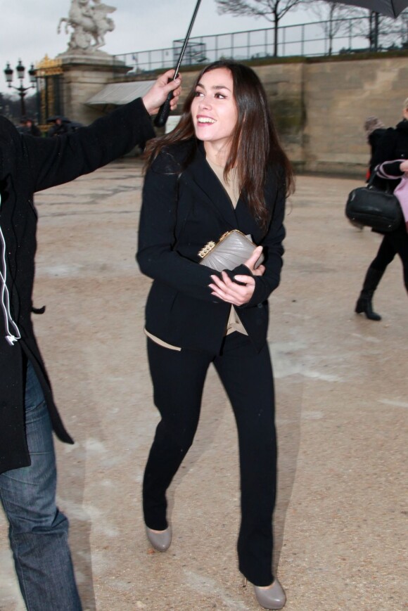 Olivia Ruiz se rend au défilé du créateur Elie Saab à Paris le 7 mars 2012.