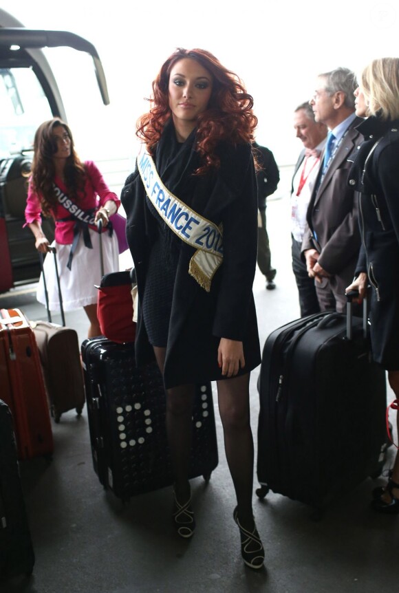 Delphine Wespiser arrive à l'aéroport à Paris,le 14 novembre 2012.