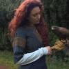 Delphine Wespiser transformée en princesse Rebelle passe un joli moment avec un faucon.