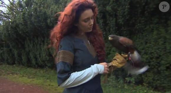 Delphine Wespiser transformée en princesse Rebelle passe un joli moment avec un faucon.