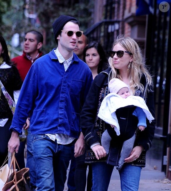Sienna Miller et Tom Sturridge dans les rues de New York avec leur adorable fille Marlowe
