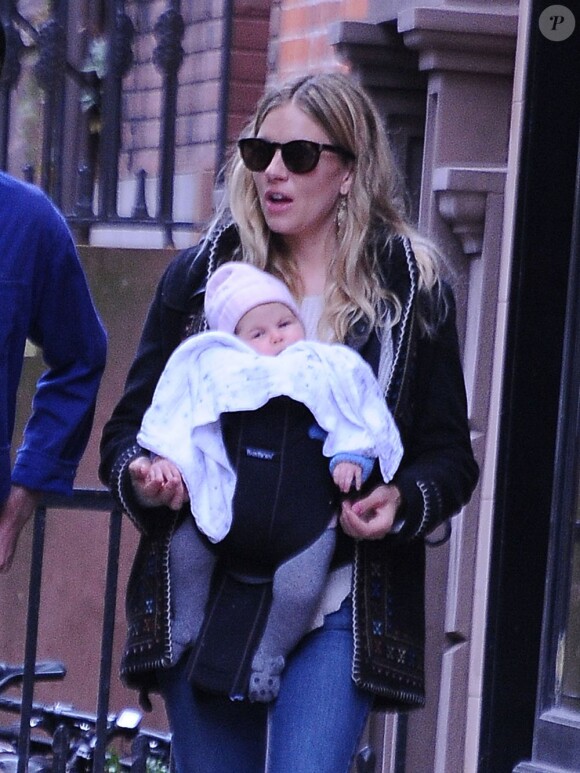 Sienna Miller dans les rues de New York avec son trésor de fille Marlowe