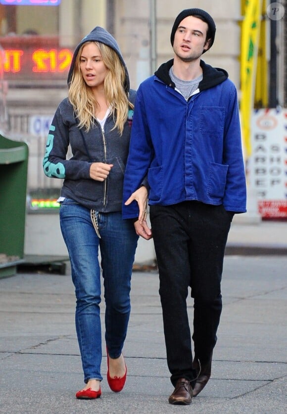Sienna Miller et son amoureux Tom Sturridge dans les rues de New York en novembre 2012