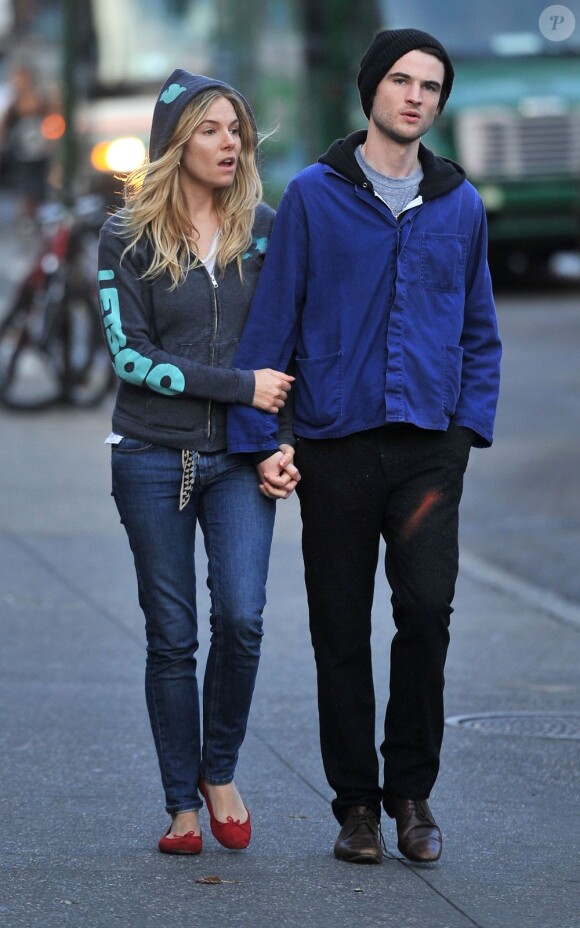 Sienna Miller et Tom Sturridge dans les rues de New York en novembre 2012