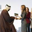 La princesse Letizia d'Espagne remettant à la Fondation du Qatar un Prix de l'Enseignement, le 29 novembre 2012, au CaixaForum de Madrid.