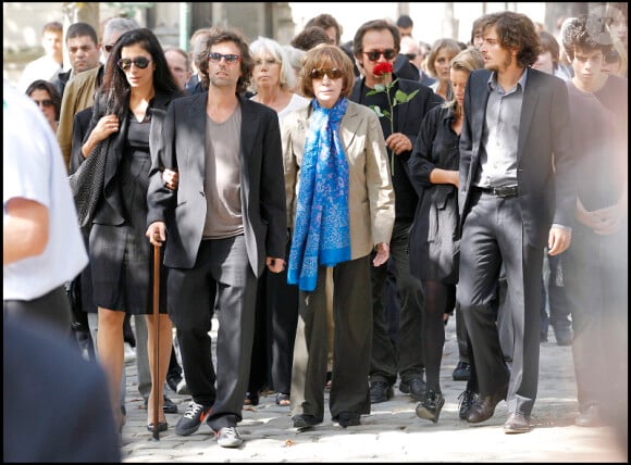 Nadine Trintignant aux obsèques d'Alain Corneau au cimetière du Père Lachaise à Paris. Elle était entourée du fils du cinéaste, de sa compagne et d'amis du métier comme Alain Chabat, Patrick Timsit, Jacques Higelin... Le 4 septembre 2010.