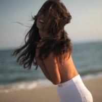 Alessandra Ambrosio, topless et torride, incarne la sensualité made in Brazil