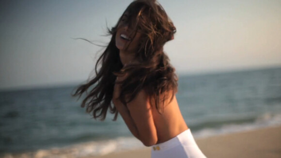 Alessandra Ambrosio, topless et torride, incarne la sensualité made in Brazil