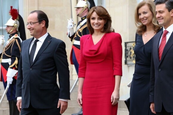 François Hollande, Valérie Trierweiler, Enrique Peña Nieto et sa femme Angélica Rivera à l'Elysée le 17 octobre 2012.