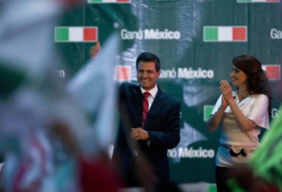 Le président du Mexique Enrique Peña Nieto et sa femme Angelica Rivera, à Mexico le 1er juillet 2012.