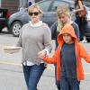 Reese Witherspoon, son mari Jim Toth, et ses enfants Ava et Deacon vont déjeuner au restaurant à Venice, le 2 décembre 2012.