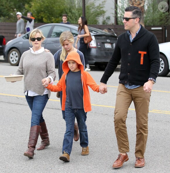 Reese Witherspoon, son mari Jim Toth, Ava et Deacon unis, ils vont déjeuner au restaurant à Venice, le 2 décembre 2012.