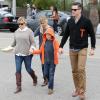 Reese Witherspoon, son mari Jim Toth, et ses enfants Ava et Deacon vont déjeuner tous ensemble au restaurant à Venice, le 2 décembre 2012.