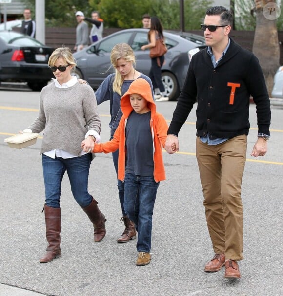 Reese Witherspoon, son mari Jim Toth, et ses enfants Ava et Deacon vont déjeuner tous ensemble au restaurant à Venice, le 2 décembre 2012.