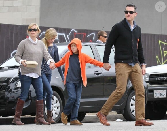 Reese Witherspoon, très proche de ses enfants Ava et Deacon, et son mari Jim Toth, vont déjeuner au restaurant à Venice, le 2 décembre 2012.