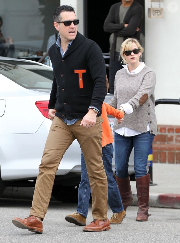 Reese Witherspoon, son mari Jim Toth, et ses enfants Ava et Deacon vont déjeuner au restaurant à Venice, le 2 décembre 2012.