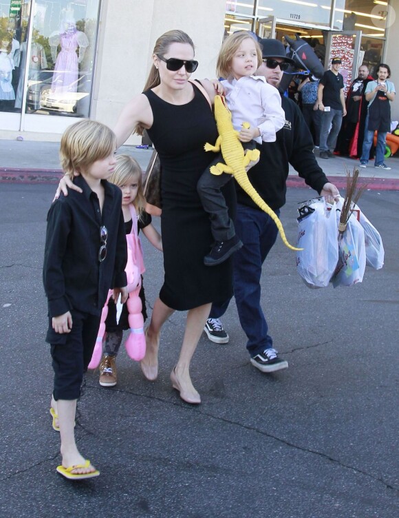La maman poule Angelina Jolie et ses enfants Shiloh, Knox et Vivienne font du shopping pour Halloween à Sherman Oaks, le 28 octobre 2012.