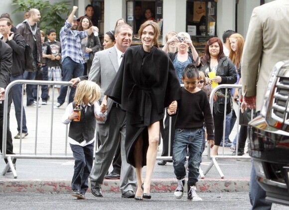 Angelina Jolie avec ses deux de ses enfants à la sortie de Kung-Fu Panda 2, le 22 mai 2012.