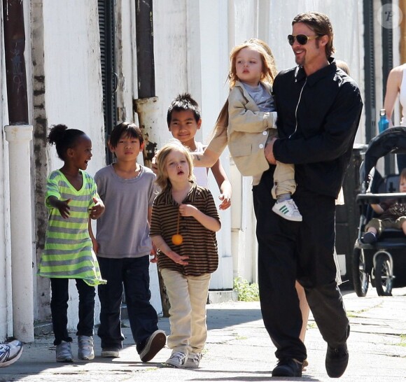 Alors que Brad Pitt est en tournage pour Cogan, la famille réunie passe du bon temps en Lousiane, le 20 mars 2011.