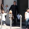 Brad Pitt suivi d'Angelina Jolie aux côtés de leurs six enfants à La Nouvelle Orléans, le 20 mars 2011.