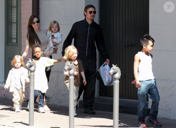 Brad Pitt suivi d'Angelina Jolie aux côtés de leurs six enfants à La Nouvelle Orléans, le 20 mars 2011.