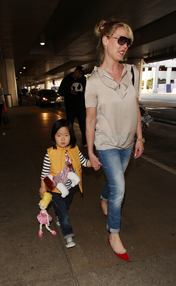 Katherine Heigl et sa fille Nancy Leigh Kelley arrivent a Los Angeles, le 8 janvier 2014.  Please hide children's face prior to the publication Katherine Heigl arrives in to LAX airport with her daughter Naleigh 8 January 2014.08/01/2014 - Los Angeles
