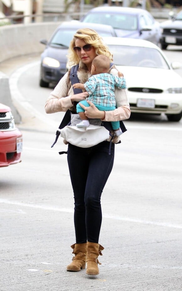Katherine Heigl et sa petite Adalaide à l'aéroport de Los Angeles, le 2 décembre 2012