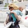Katherine Heigl et sa petite Adalaide qu'elle ne quitte pas les bras à l'aéroport de Los Angeles, le 2 décembre 2012