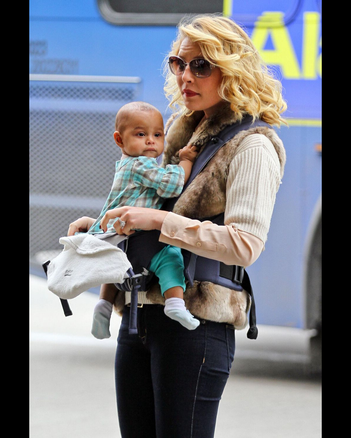 Vidéo Katherine Heigl Et Son Adorable Adalaide à Laéroport De Los Angeles Le 2 Décembre 2012 0957