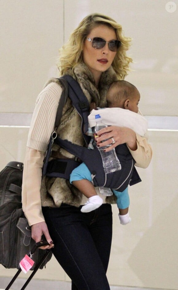 Katherine Heigl et sa petite Adalaide à l'aéroport de Los Angeles direction Salt Lake City, le 2 décembre 2012