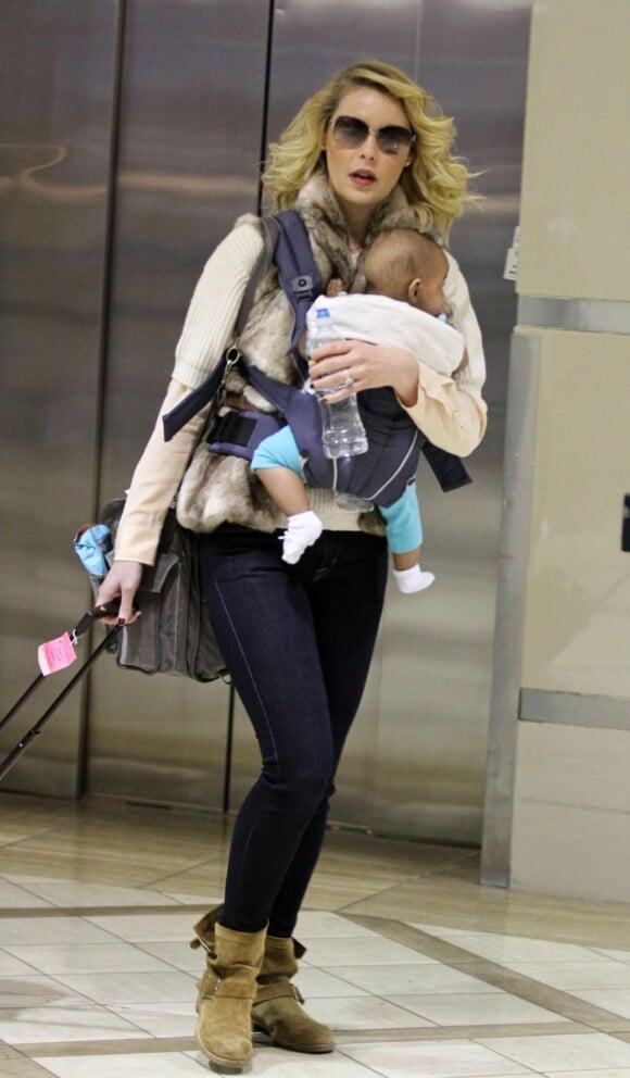 La jolie Katherine Heigl et sa petite Adalaide à l'aéroport de Los Angeles, le 2 décembre 2012