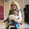 La sympathique Katherine Heigl et sa petite Adalaide à l'aéroport de Los Angeles, le 2 décembre 2012