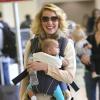 La sympathique Katherine Heigl et sa petite Adalaide à l'aéroport de Los Angeles, le 2 décembre 2012