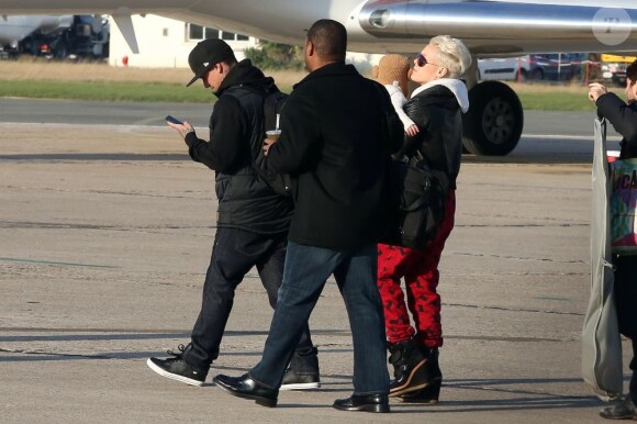 Pink et sa fille Willow, escortées, arrivent à l'aeroport du Bourget le 1er Décembre 2012, au Bourget
