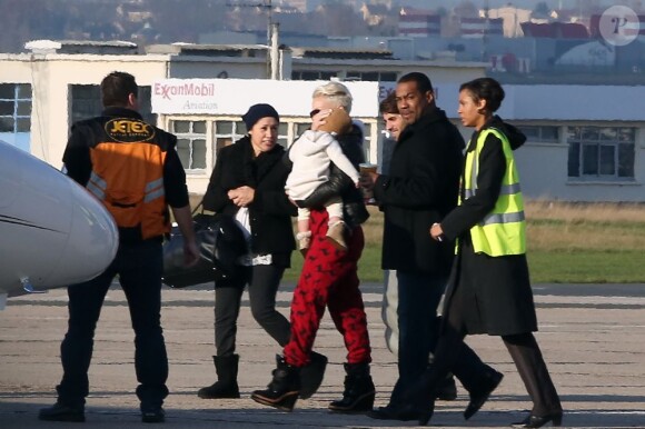 Pink et sa fille Willow arrivent à l'aeroport du Bourget le 1er Décembre 2012, au Bourget